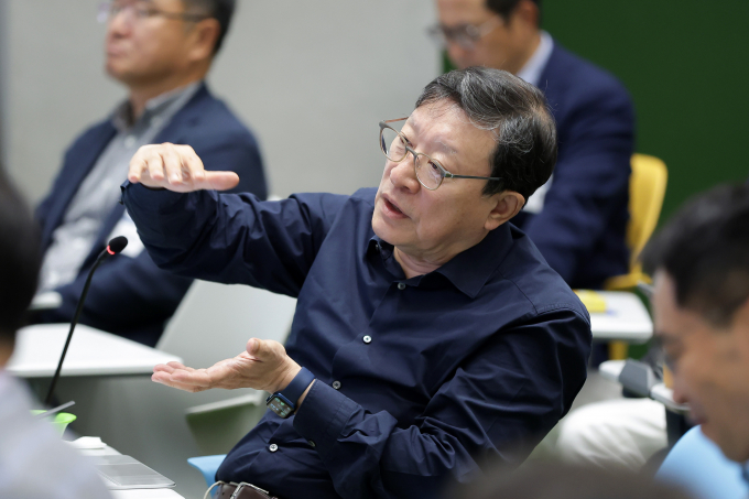 7월17일 오후 GS타워에서 열린 하반기 GS 임원 모임에서 허태수 회장이 그룹의 신사업 의지를 피력하는 한편, 디지털 혁신 가속화를 당부하고 있다. /사진=GS
