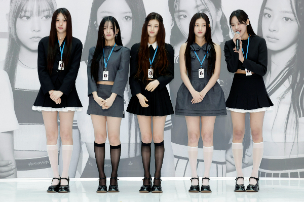 영국 재즈 밴드 샤카탁이 걸그룹 뉴진스의 곡 '버블검'이 자신들의 곡과 유사하다며 내용증명을 보낸 사실이 확인됐다. 사진은 지난 3월22일 인천공항세관 홍보대사에 위촉된 그룹 뉴진스. /사진=뉴시스
