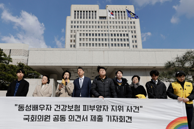 대법원이 18일 동성 동반자도 사실혼 관계의 이성 배우자와 마찬가지로 건강보험 피부양자 자격을 인정해야 한다고 밝혔다. 사진은 지난 3월20일 서울 서초구 대법원 앞에서 열린 '동성배우자 건강보험 피부양자 지위 사건' 국회의원 공동 의견서 제출 기자회견에서 장혜영 전 녹색정의당 의원(왼쪽에서 세번째)이 발언하는 모습. /사진=뉴시스