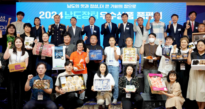 김경호 남도장터 대표(맨뒤줄 왼쪽 다섯번째)가 18일 나주 센텀호텔에서 남도장터 우수상품 품평회 후 관계자들과 기념촬영을 하고 있다./남도장터