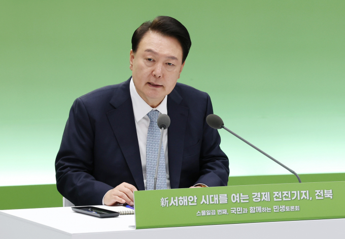 윤석열 대통령이 전북 완주 국가산업단지 후보지에 오는 2030년까지 2500억원을 투입하고 전주 탄소 소재 국가 산단엔 2028년까지 추가로 1000억원을 투입하겠다고 밝혔다. 사진은 18일 전북 정읍시 JB그룹 아우름캠퍼스에서 '신 서해안 시대를 여는 경제 전진기지, 전북'을 주제로 열린 스물일곱 번째 '국민과 함께하는 민생토론회'에서 발언하는 모습. /사진=뉴시스(대통령실통신사진기자단)  