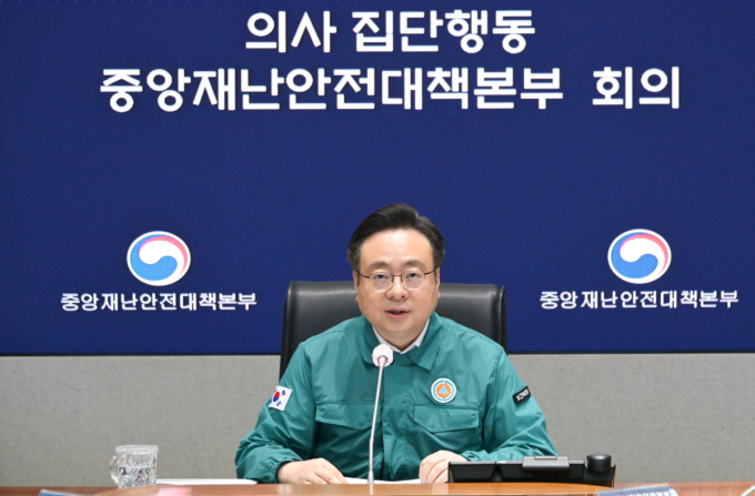 정부가 전공의 요구사항 중 일부에 대해서만 협의 가능성을 열어놨다. 사진은 지난 18일 의사 집단행동 중앙재난안전대책본부 회의에 참석한 조규홍 보건복지부 장관. /사진=뉴스1