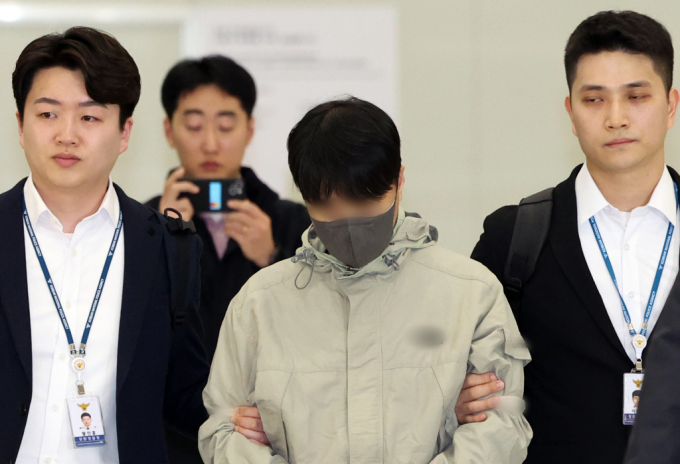  국민건강보험 재직 당시 수십억원을 횡령한 혐의로 재판에 넘겨진 40대 남성 최모씨에게 재판부가 징역 15년형을 선고했다. 사진은 횡령 이후 해외로 도피했던 최씨가 지난 1월 국내로 송환되는 모습. /사진=뉴스1 