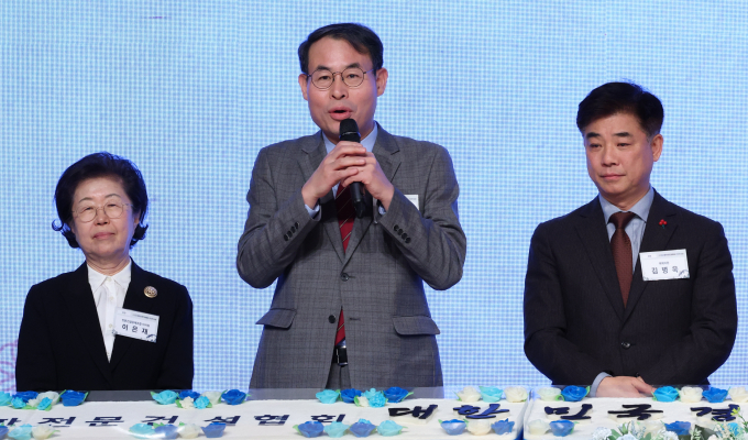 국토부 대광위가 교통 인프라 확충 등 수도권 동부지역 교통편의 제고 방안을 발표했다. 사진은 강희업(가운데) 국토부 대광위 위원장이 지난 1월 서울 동작구 대한전문건설회관에서 열린 대한전문건설협회 신년인사회에 참석했던 모습. /사진=뉴스1