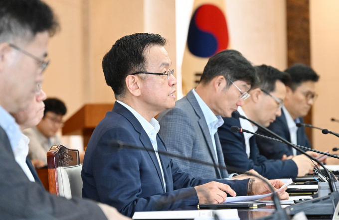 정부가 서울을 포함한 수도권을 중심으로 주택가격 상승세가 가팔라지자 3기 신도시 등 주택공급을 늘리고 주택가격 상승이 투기 수요로 이어지지 않도록 관리하겠다고 발표했다. 사진은 최상목 경제부총리가 18일 서울 종로구 정부서울청사에서 열린 부동산 관계장관회의에서 모두발언을 하던 모습. /사진= 기획재정부  