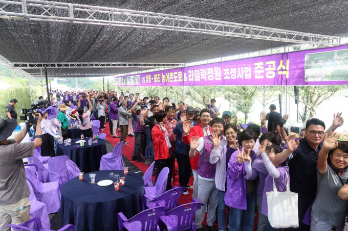                                 신안 지도 라일락정원 준공식 모습/신안군