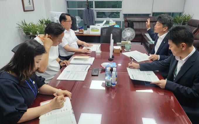 박창환 전남도 정무부지사(오른쪽 두번째)가 17일 국회를 방문해 문금주 의원에 지역현안 해결을 위한 국비확보 등을 건의하고 있다./전남도