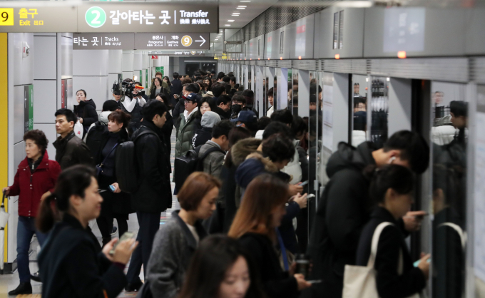 철도환승연계·도로망 신속구축 등 교통 인프라 확충에 대한 내용의 수도권 동부지역 교통편의 제고 방안이 발표됐다. 사진은 2018년 12월 지하철 9호선 연장개통 후 첫 출근일에 시민들이 지하철을 기다리는 모습. 