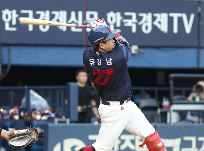 롯데 포수 유강남이 왼 무릎 내측 반월판연골 기시부 봉합수술을 받았다. /사진= 뉴스1