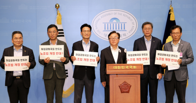 한국경영자총협회와 대한상공회의소, 한국경제인협회, 한국무역협회, 중소기업중앙회, 한국중견기업연합회 등 경제 6단체 관계자와 임이자 국민의힘 의원이 18일 오후 서울 여의도 국회 소통관에서  ‘노동조합법 개정 반대 공동성명’을 발표하고 있다.  / 사진=한국경영자총협회 /사진=(서울=뉴스1)