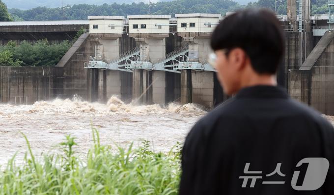 경기 북부 일대에 폭우가 내려 임진강과 한탕강 일대 곳곳에 홍수특보가 발령된 18일 오후 경기 연천군 군남댐에서 수문이 열려 많은 물이 방류되고 있다. 2024.7.18/뉴스1 ⓒ News1 김진환 기자
