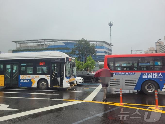 [사진] 고양 대화역 사거리 버스추돌사고