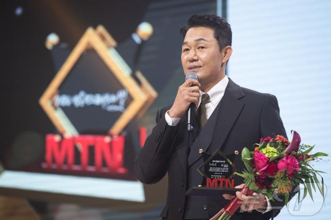 [사진] 박성웅 '방송광고로 최우수상 받았어요'