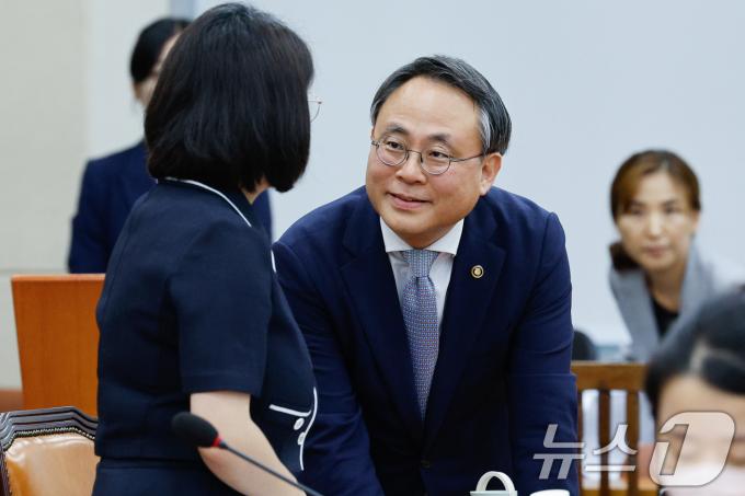 고기동 행정안전부 차관이 18일 오후 서울 여의도 국회에서 열린 행정안전위원회 제416회국회(임시회) 3차 전체회의에 앞서 용혜인 기본소득당 대표와 대화하고 있다. 2024.7.18/뉴스1 ⓒ News1 안은나 기자