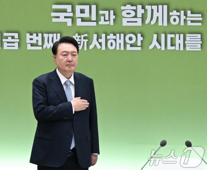 [사진] 국민과 함께하는 민생토론회서 국기에 경례하는 윤석열 대통령