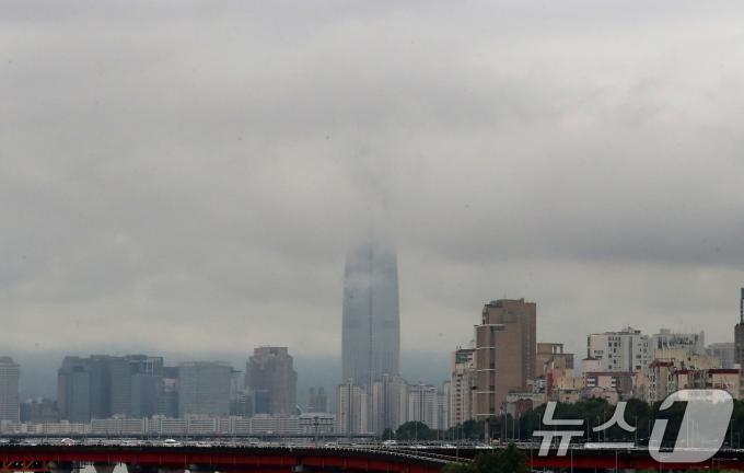 [사진] '구름에 가려진 롯데월드타워'