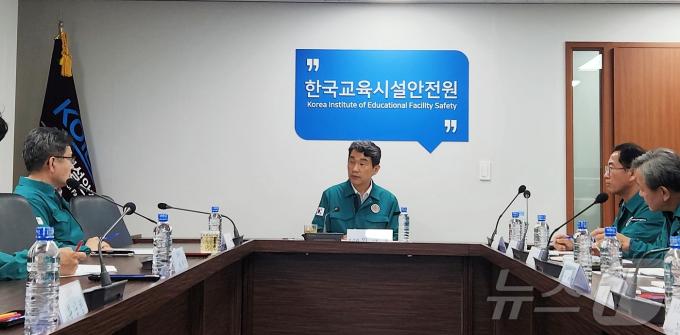 [사진] 학교시설 비상체계 점검하는 이주호 부총