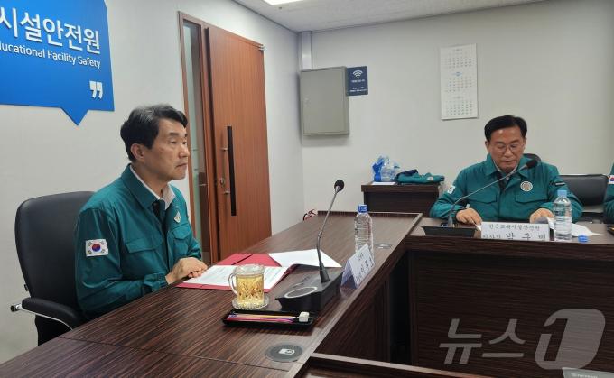 [사진] 집중호우 학교시설 비상체계 점검 나선 이주호 부총리