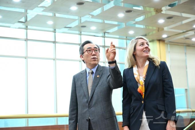 [사진] 멜라나 졸리 캐나다 외교장관 만나는 조태열 외교부 장관