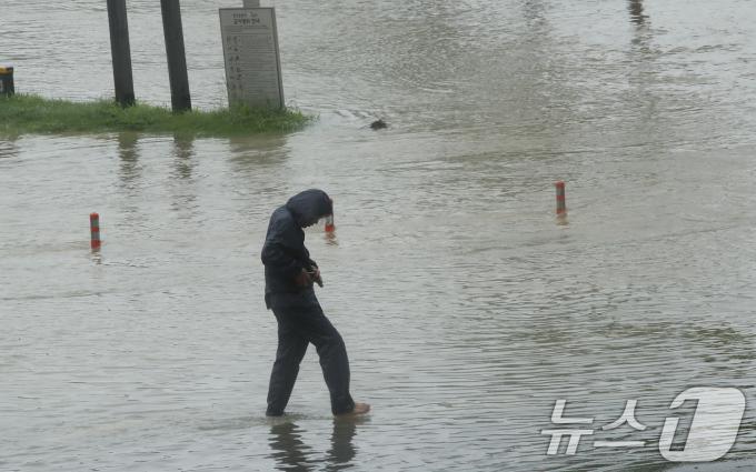 서울을 비롯한 수도권, 충남 지역에 호우경보가 발효된 18일 서울 잠수교 북단이 하루 종일 내린 비로 출입 통제되고 있다. 행정안전부는 이날 오전 7시 50분부로 중앙재난안전대책본부를 1단계에서 2단계로 격상하고, 호우 위기경보 수준을 '주의'에서 '경계'로 상향한다고 밝혔다. 2024.7.18/뉴스1 ⓒ News1 권현진 기자