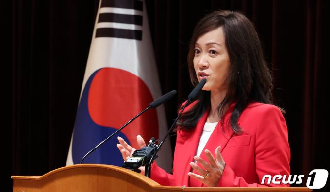 수미 테리 박사가 6일 오전 서울 종로구 정부서울청사 별관에서 탈북민과 북한 인권에 대한 다큐멘터리 '비욘드 유토피아' 상영회에서 인사말을 하고 있다. 2023.11.6/뉴스1 ⓒ News1 김명섭 기자