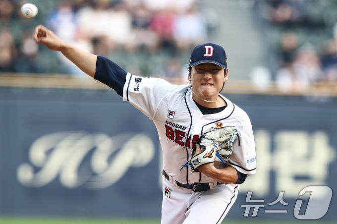 12일 서울 송파구 잠실야구장에서 열린 프로야구 '2024 신한 SOL 뱅크 KBO리그' 삼성 라이온즈와 두산 베어스의 경기에서 1회초 두산 선발 곽빈이 역투하고 있다. 2024.7.12/뉴스1 ⓒ News1 유승관 기자