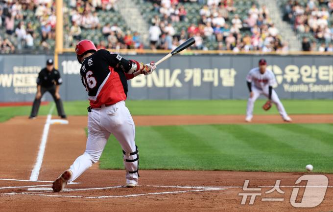 11일 오후 서울 송파구 잠실야구장에서 열린 프로야구 '2024 신한 SOL 뱅크 KBO리그' KIA타이거즈와 LG트윈스의 경기에서 KIA의 1회초 무사 2루 상황때 최원준이 안타를 치고 있다. 2024.7.11/뉴스1 ⓒ News1 구윤성 기자