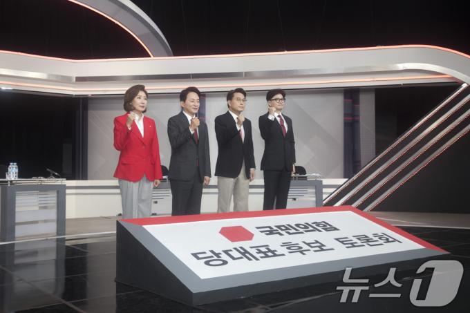 [사진] 토론회 나선 국민의힘 당대표 후보들