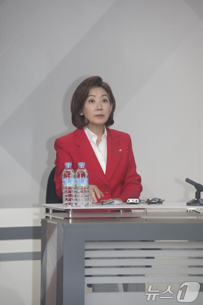 [사진] 토론 준비하는 나경원 후보