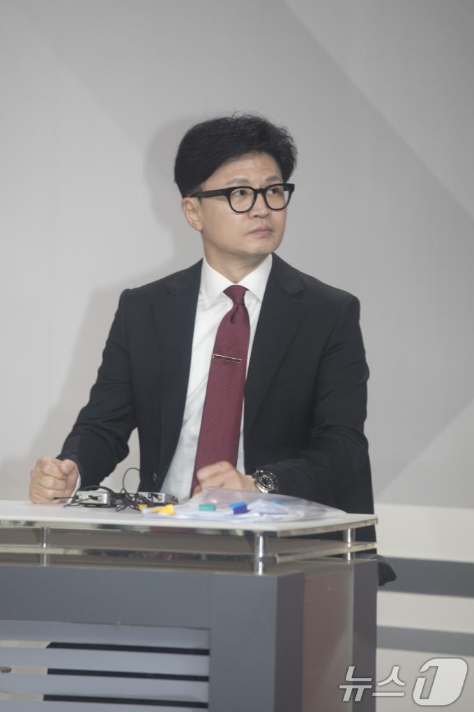 [사진] 토론 준비하는 한동훈 후보