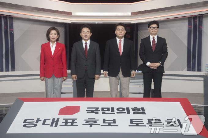 18일 오후 서울 여의도 KBS별관 스튜디오에서 국민의힘 제4차 전당대회 당대표 후보 TV토론에 나선 나경원, 원희룡, 윤상현, 한동훈 후보가 포즈를 취하고 있다. 2024.7.18/뉴스1 ⓒ News1 국회사진기자단