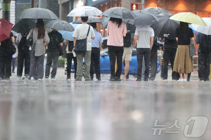중부지방에 호우특보가 내려진 18일 서울 강남역 인근에서 우산을 쓴 시민들이 발걸음을 재촉하고 있다. 2024.7.18/뉴스1 ⓒ News1 김도우 기자
