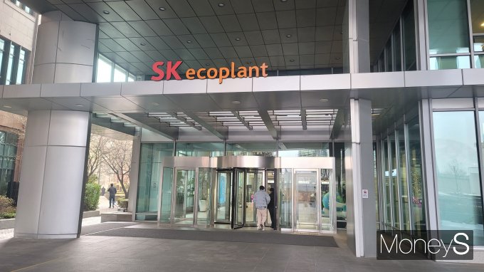 사업 포트폴리오 강화를 예고한 SK에코플랜트가 SK그룹 내 반도체 가공·유통업체 에센코어와 산업용 가스회사인 SK머티리얼즈에어플러스의 자회사 인수를 추진한다. 사진은 서울 종로구 수송동 SK에코플랜트 본사. /사진=김창성 기자
