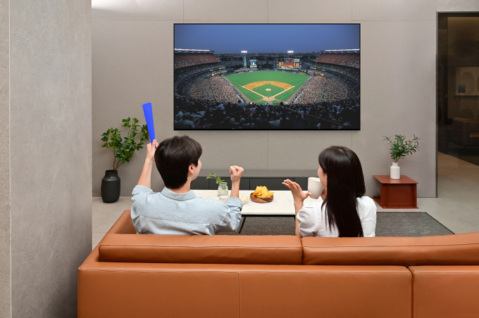 삼성전자 모델들이 'Neo QLED 8K'로 스포츠 경기를 시청하고 있다. / 사진=삼성전자 