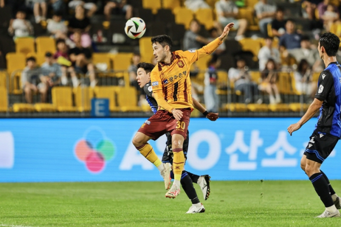  지난 14일  K리그1 23라운드 광주FC 최경록이 인천유나이티드 선수와 헤딩 경합을 펼치고 있다./사진=광주FC 