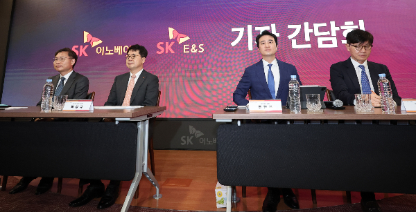 SK이노베이션과 SK E&S가 각각 1대 1.19 비율로 합병 결정을 내린 가운데 장 초반 주가가 하락세다. 사진은 박상규 SK이노베이션 사장(왼쪽 두 번째)과 추형욱 SK E&S 사장(오른쪽 두 번째)이 지난 18일 오전 서울 종로구 SK 서린빌딩에서 열린 SK이노베이션-SK E&S 합병 관련 기자간담회에서 취재진의 질문을 기다리고 있는 모습. /사진=뉴스1