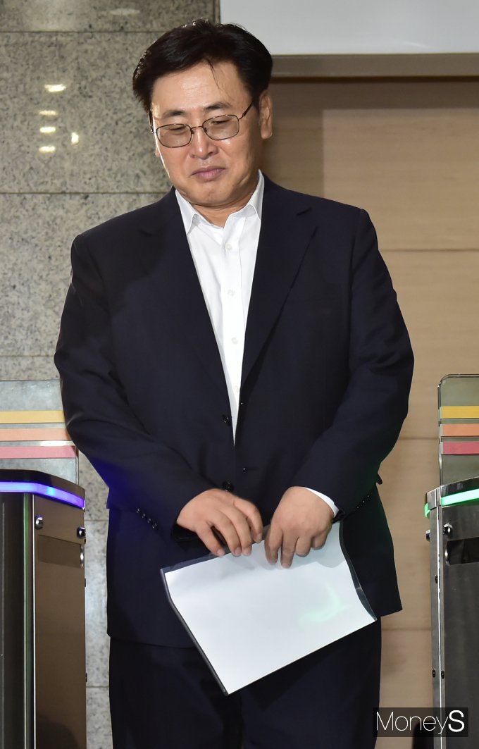 [머니S포토] 유상임 장관 후보자, 인사청문회 준비단 사무실 출근