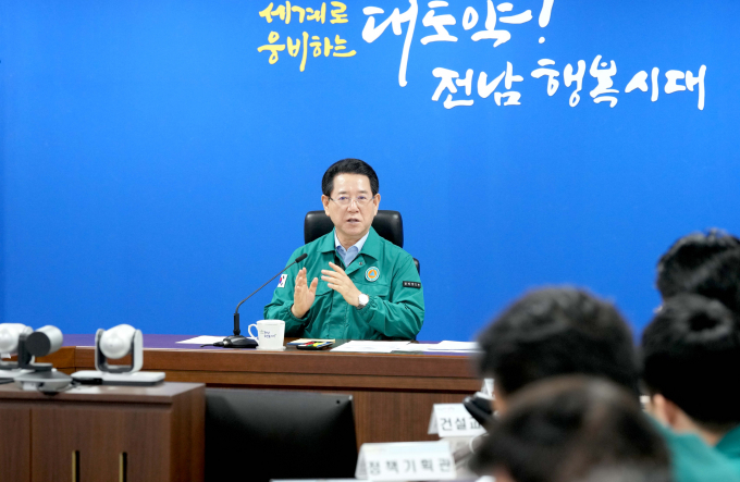 김영록 전라남도지사가 19일 오전 도청 재난종합상황실에서 실·국장들이 참석한 가운데 호우 대비 대처상황 점검회의를 주재하고 있다. /전남도