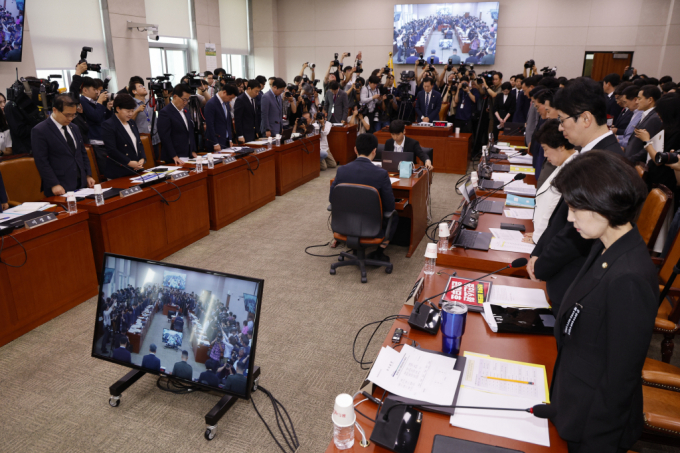   채상병 1주기를 맞아 채상병과 함께 실종자 수색 작전에 투입돼 급류에 휩쓸려 구조된 예비역 병사가 책임자 처벌을 촉구했다. 사진은 19일 국회 법제사법위원회에서 열린 '윤석열 대통령 탄핵소추안 즉각 발의 요청에 관한 청원 관련 1차 청문회'에서  법사위원들이 묵념하는 모습. /사진=뉴스1