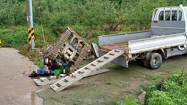 지난 18일 지난 오후 3시 36분 쯤 굴착기 깔림 사고가 발생했다. 현재 굴착기 운전자는 심정지 상태로 병원에 옮겨졌다./사진제공=경북소방본부