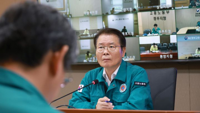 이정식 고용노동부 장관이 서울 중구 서울고용노동청에서 영상으로 호우 대응 긴급 전국 기관장 산업안전 점검회의를 주재하고 있다. /사진=고용노동부 제공