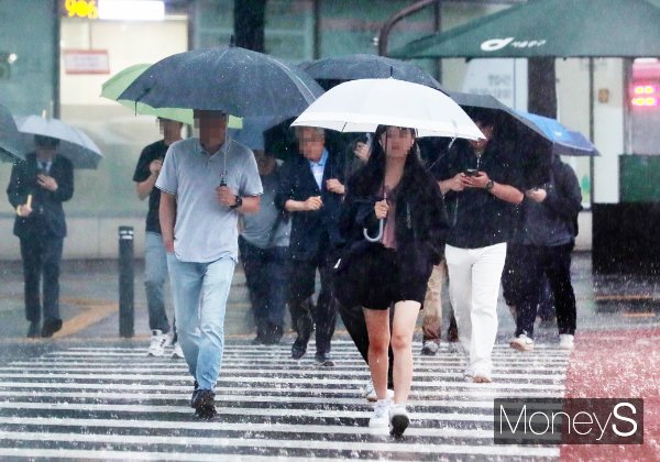  20일 전국이 흐린 가운데 주말 간 비 소식이 예상된다. 사진은 지난 17일 비가 내리는 서울. /사진=임한별 기자