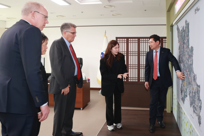 지난 2월 용인특례시를 방문한 윌리엄슨 카운티 관계자들에게 이상일 용인특례시장이 시의 반도체 육성 정책을 소개하고 있는 모습 / 사진제공=용인특례시