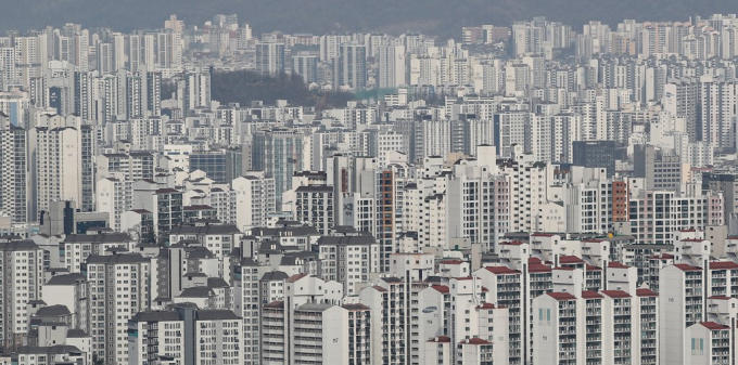 경기도가 직접 아파트 장기수선계획을 검토하고 컨설팅하는 방안을 추진한다. 서울 중구 남산에서 바라본 아파트 모습. 사진=뉴스1
