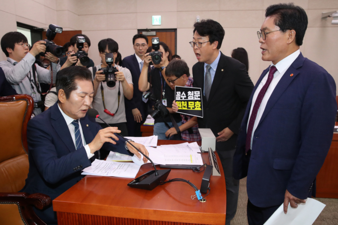 여야가 '윤석열 대통령 탄핵 청원 청문회'에서 오전 내내 충돌했다. 사진은 청문회에 앞서 국민의힘 의원들이 정청래 법제사법위원장에게 항의하는 모습. /사진=뉴스1 