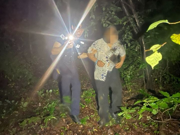 폭우가 내린 뒤 집 밖을 빠져나와 집 인근 청계산을 헤매던 70대 노인이 경찰의 빠른 수색 끝에 무사히 가족에 품으로 돌아갔다. 사진은 이날 경찰 수색 끝에 발견된 70대 치매 노인. /사진=뉴시스(경기남부경찰청 제공)