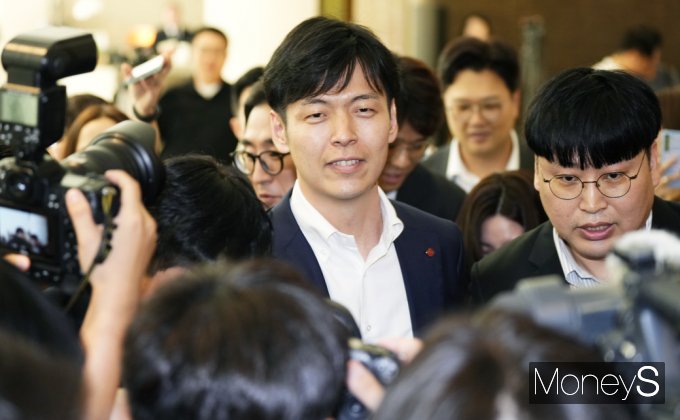 [머니S포토] 신동빈 회장 장남 '신유열' 2024 롯데 하반기 VCM 참석