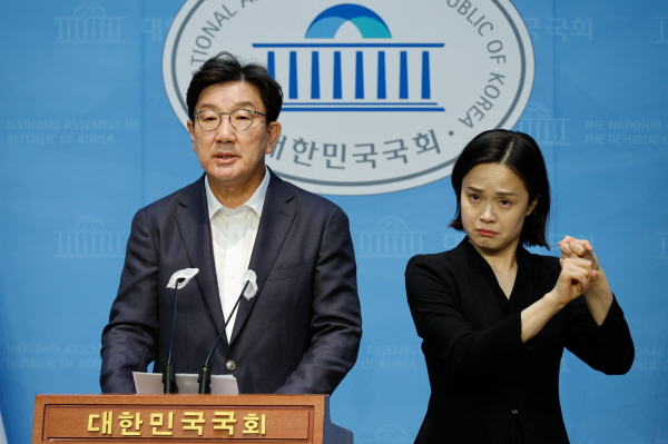 권성동 국민의힘 의원은 '해병대 골프모임 단체 대화방'에서 임성근 전 해병대 1사단장의 구명 로비에 대해 허구라고 주장했다. 사진은 권성동 의원이 채상병 사망사고 제보공작 관련 3차 기자회견을 하고 있다. /사진= 뉴스1
