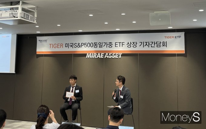 사진은 지난 19일 서울 을지로 미래에셋센터원 빌딩에서 'TIGER(타이거) 미국S&P500 동일가중 ETF 상장 기자간담회'를 진행하는 김남호 FICC ETF본부장(왼쪽)과 이경준 전략ETF운용 본부장. /사진=염윤경 기자