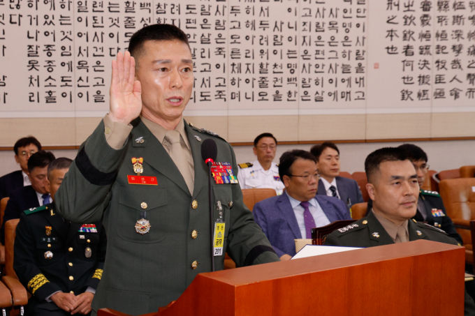임성근 전 해병대 1사단장이 국회 청문회에서 기존 입장을 바꿔 증인 선서를 했다. 사진은 임 전 사단장이 19일 오후 서울 여의도 국회 법제사법위원회에서 열린 '윤석열 대통령 탄핵소추안 즉각 발의 요청에 관한 청원 관련 1차 청문회'에서 출석해 선서하는 모습. /사진=뉴스1  